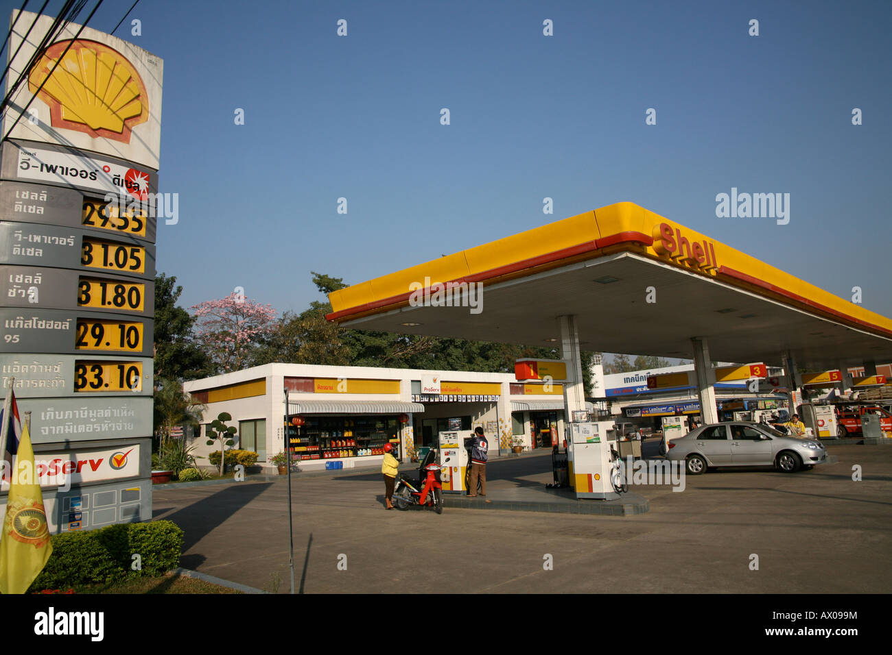 Una grande stazione di rifornimento Shell a Bangkok Foto Stock