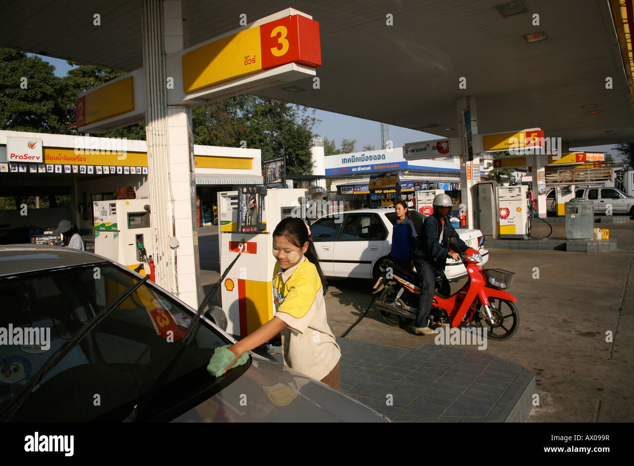 La gente a riempire i serbatoi di gas in corrispondenza di una grande stazione di gas a Bangkok Foto Stock