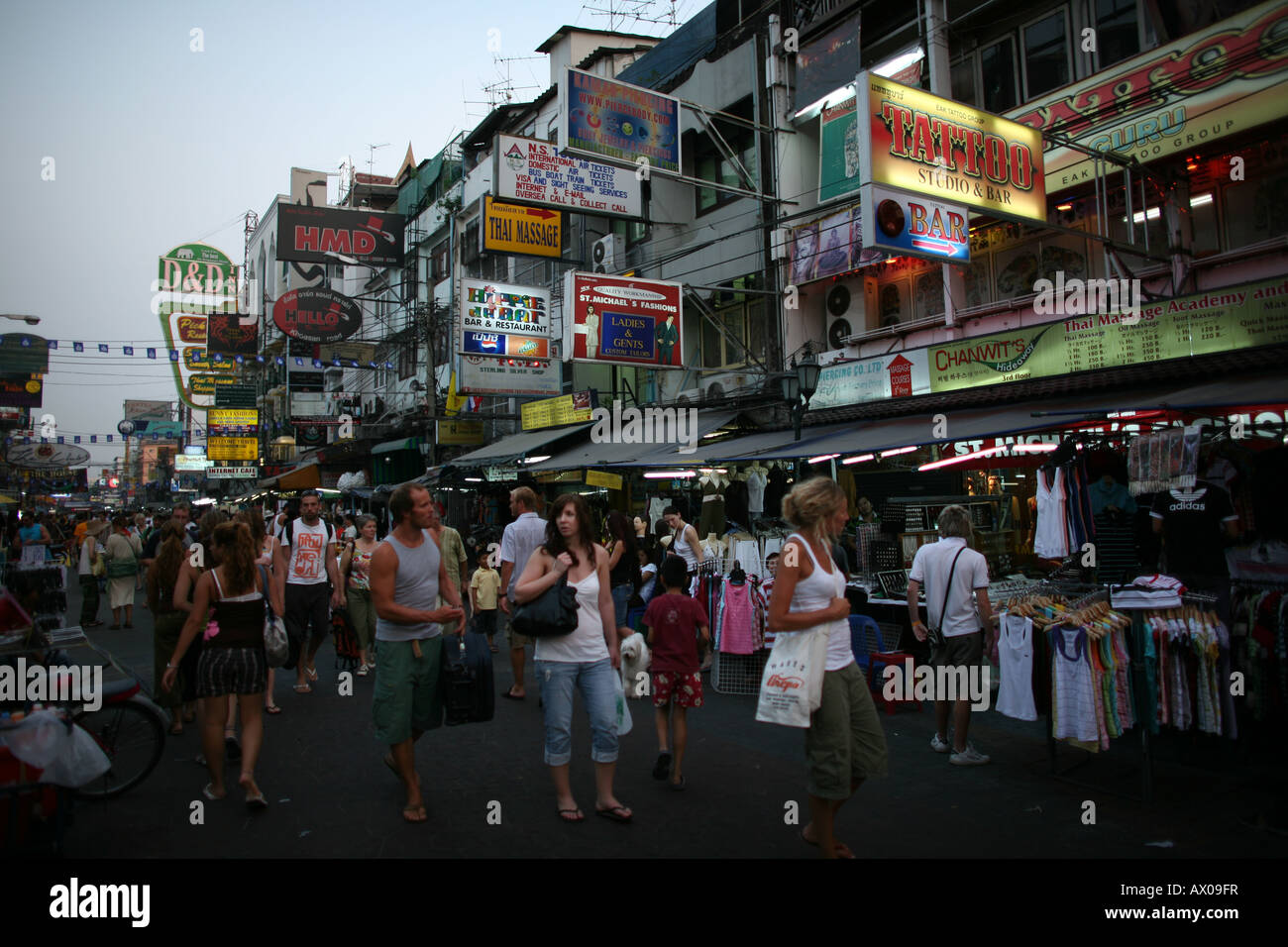 I visitatori a piedi lungo una strada per lo shopping a Bangkok Foto Stock