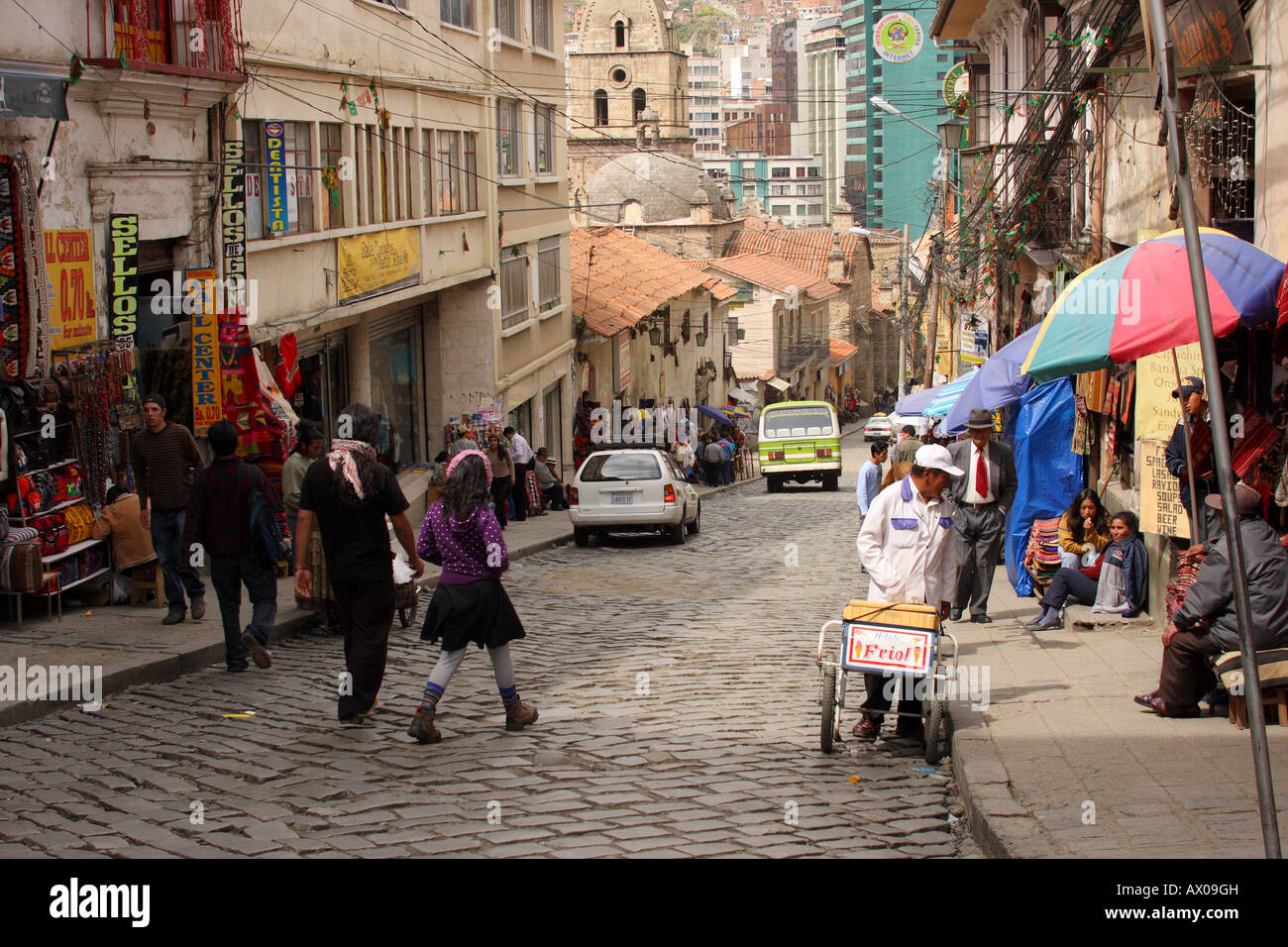 I turisti e la gente del posto si mescolano in streghe" mercato quartiere dello shopping di La Paz in Bolivia. Foto Stock