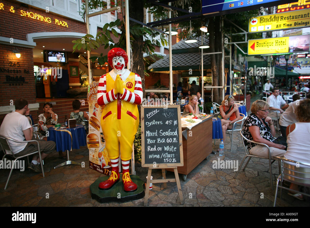 I visitatori in un McDonald s restaurant a Bangkok Foto Stock
