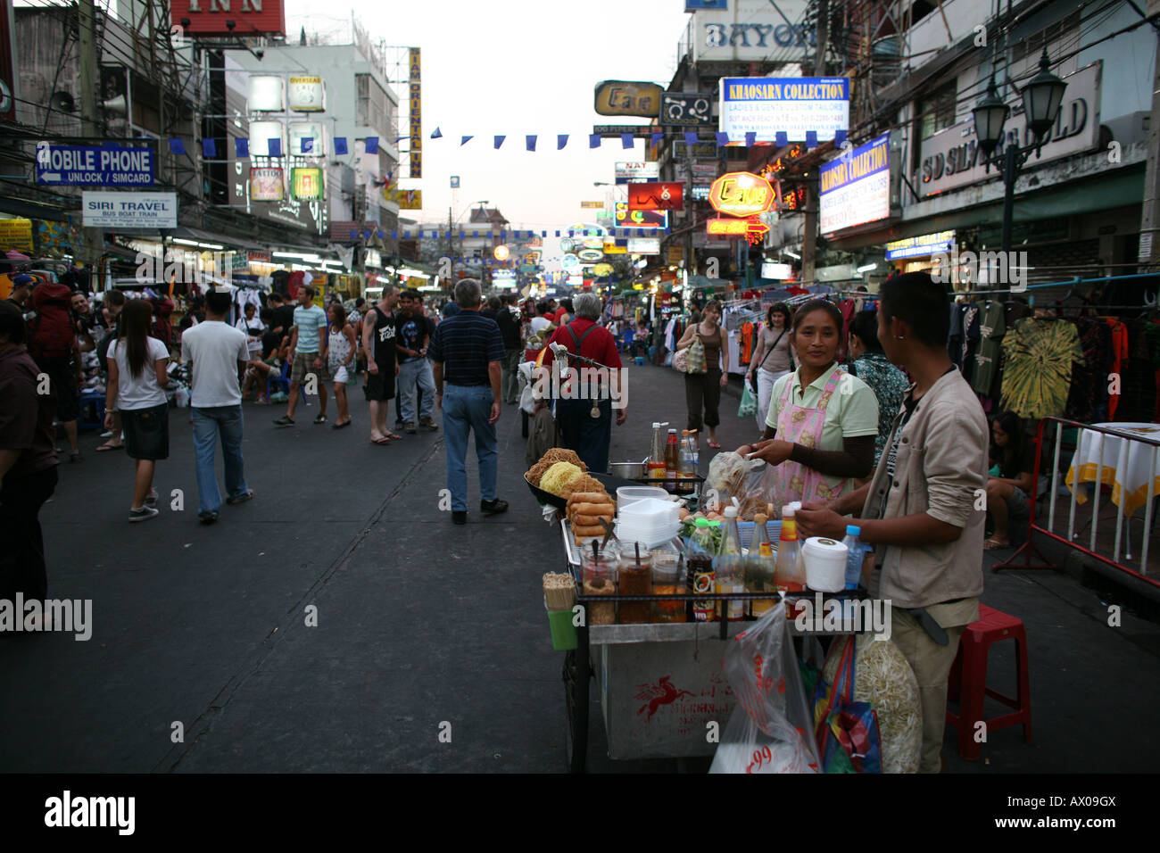 I fornitori vendono le tagliatelle e altre delizie da un carrello per le strade di Kao San Road di Bangkok Foto Stock
