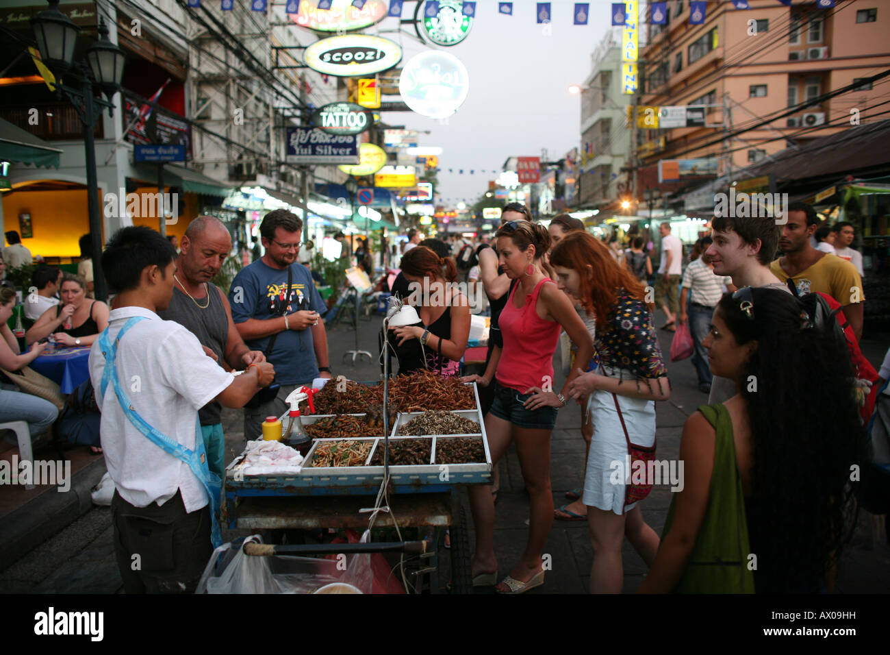 Un uomo vende cibo di strada in Kao San Road di Bangkok Foto Stock