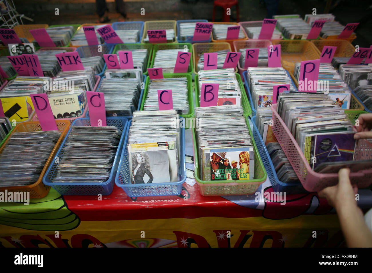 Cd in vendita in un mercato di Bangkok (Kao San Road) Foto Stock