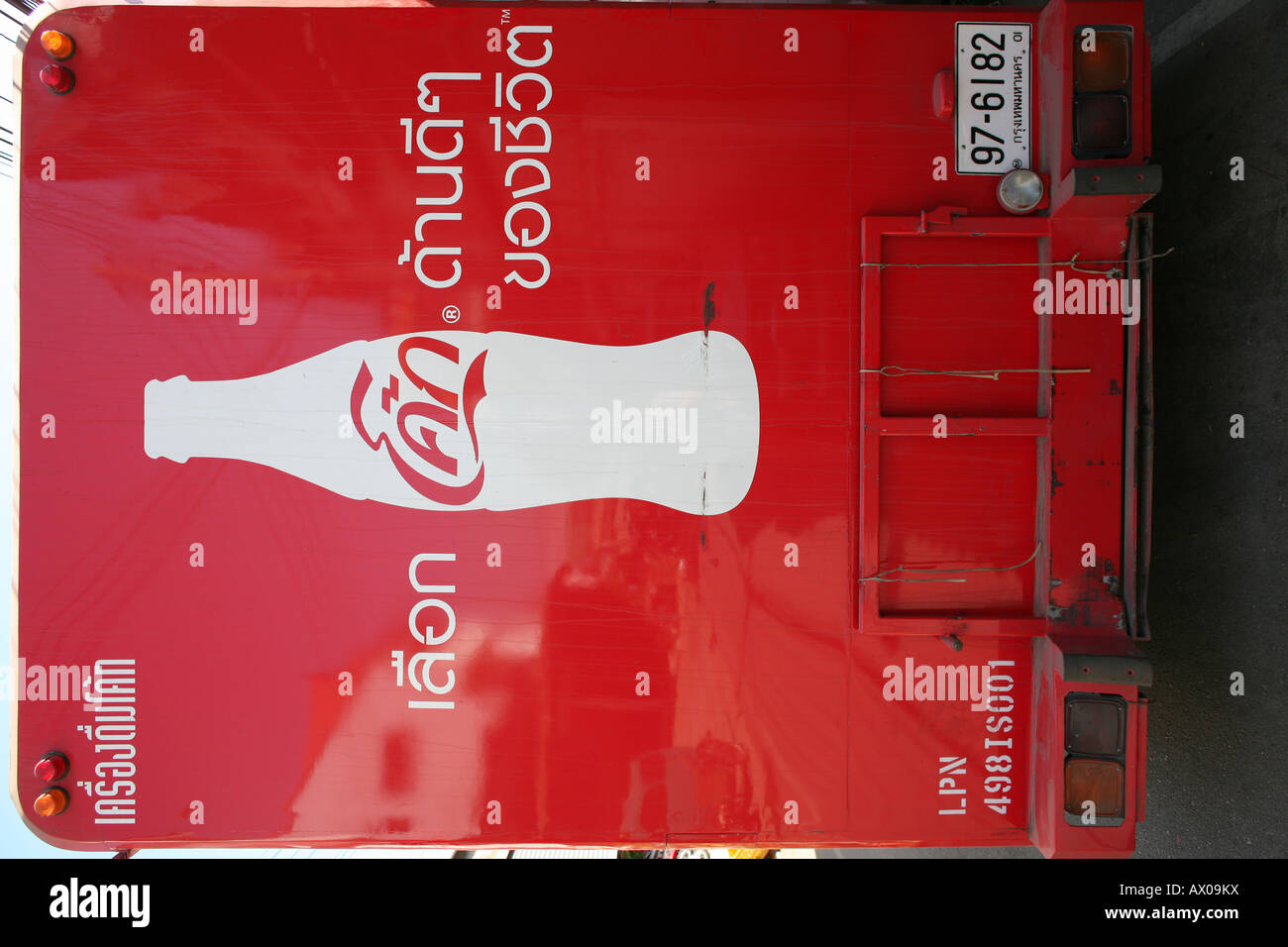 Un carrello con un annuncio pubblicitario di cola visto in Bangkok Foto Stock