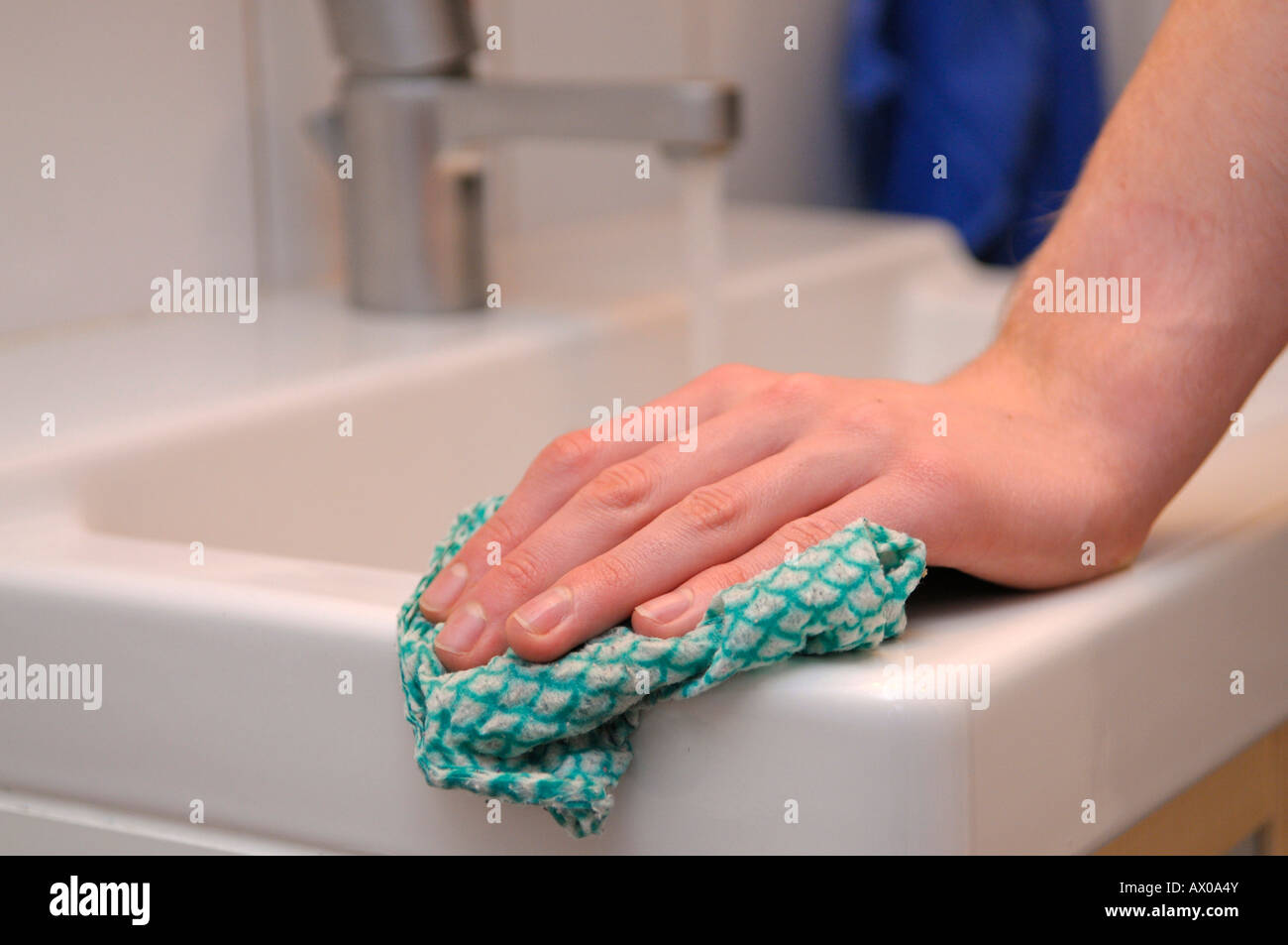 Persona che fa pulizie domestiche Foto Stock