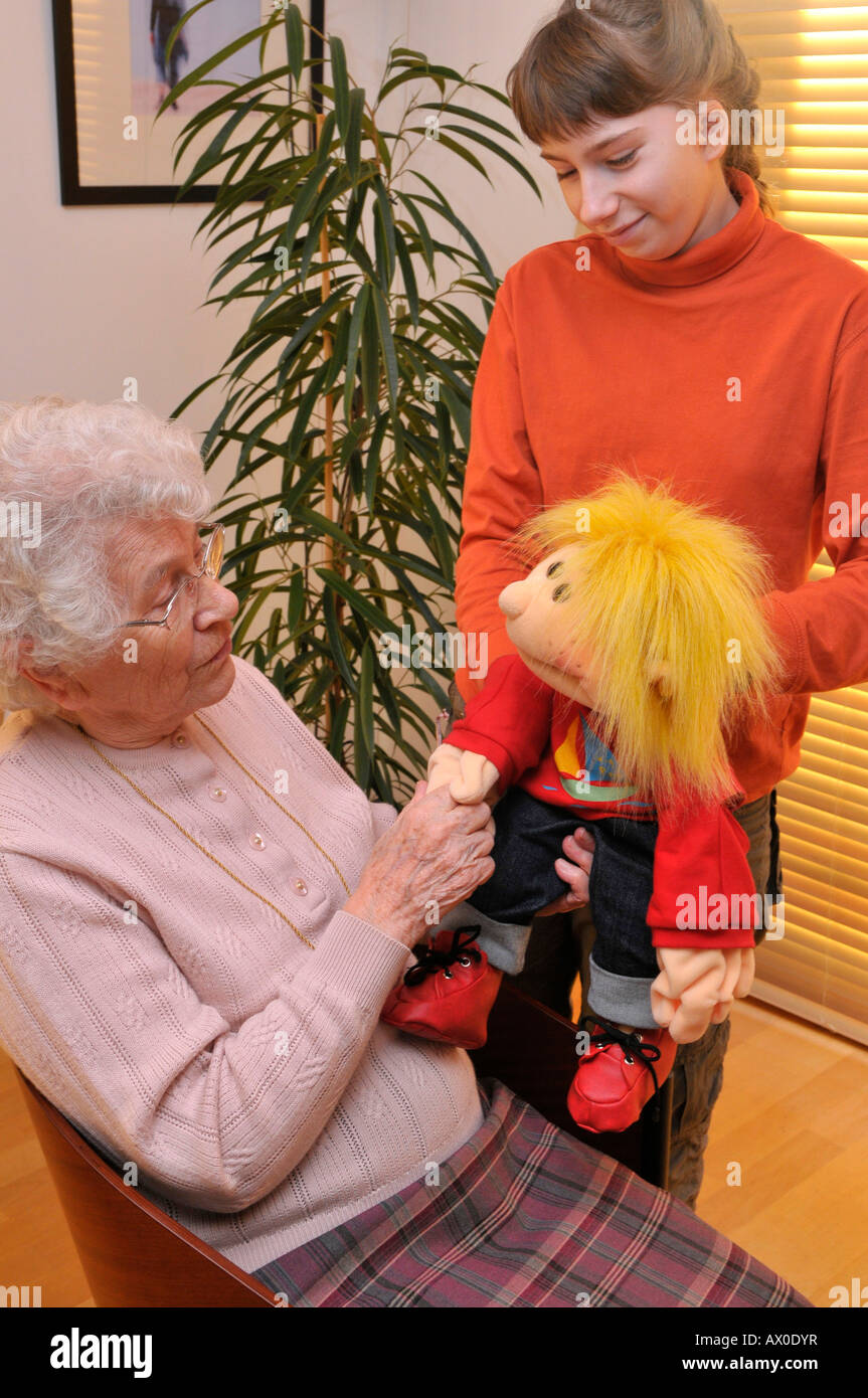 La nipote e nonna insieme giocando con una bambola Foto Stock