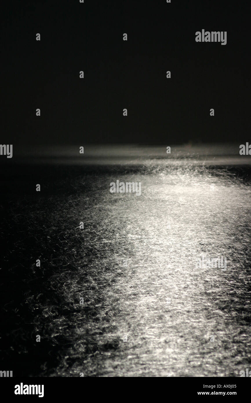Riflesso Della Luna Che Brilla Sull Oceano Immagini E Fotos Stock Alamy