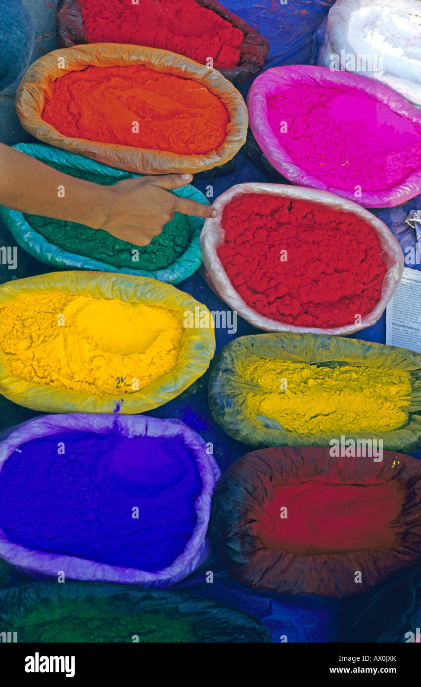 I colori vivaci dei sacchi di polvere in un mercato, Tihar è Festival, manifestazione di cinque giorni di luce e di colore, celebra ogni anno nel mese di ottobre Foto Stock