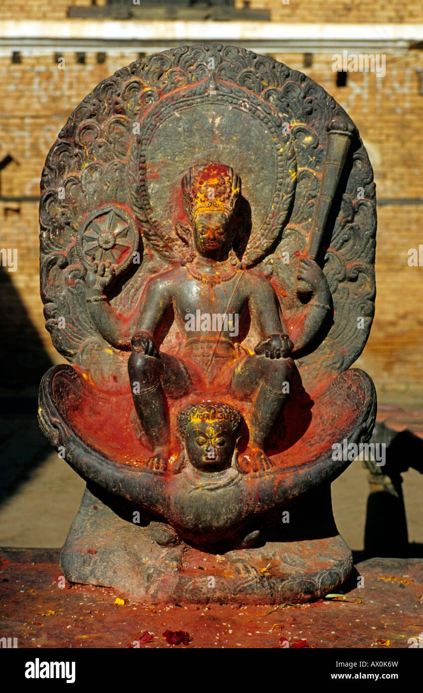 Nono secolo di scultura raffigurante Garudasana Vishnu, Vishnu seduta in cima Garuda, Changu Narayan, Nepal, Asia Foto Stock