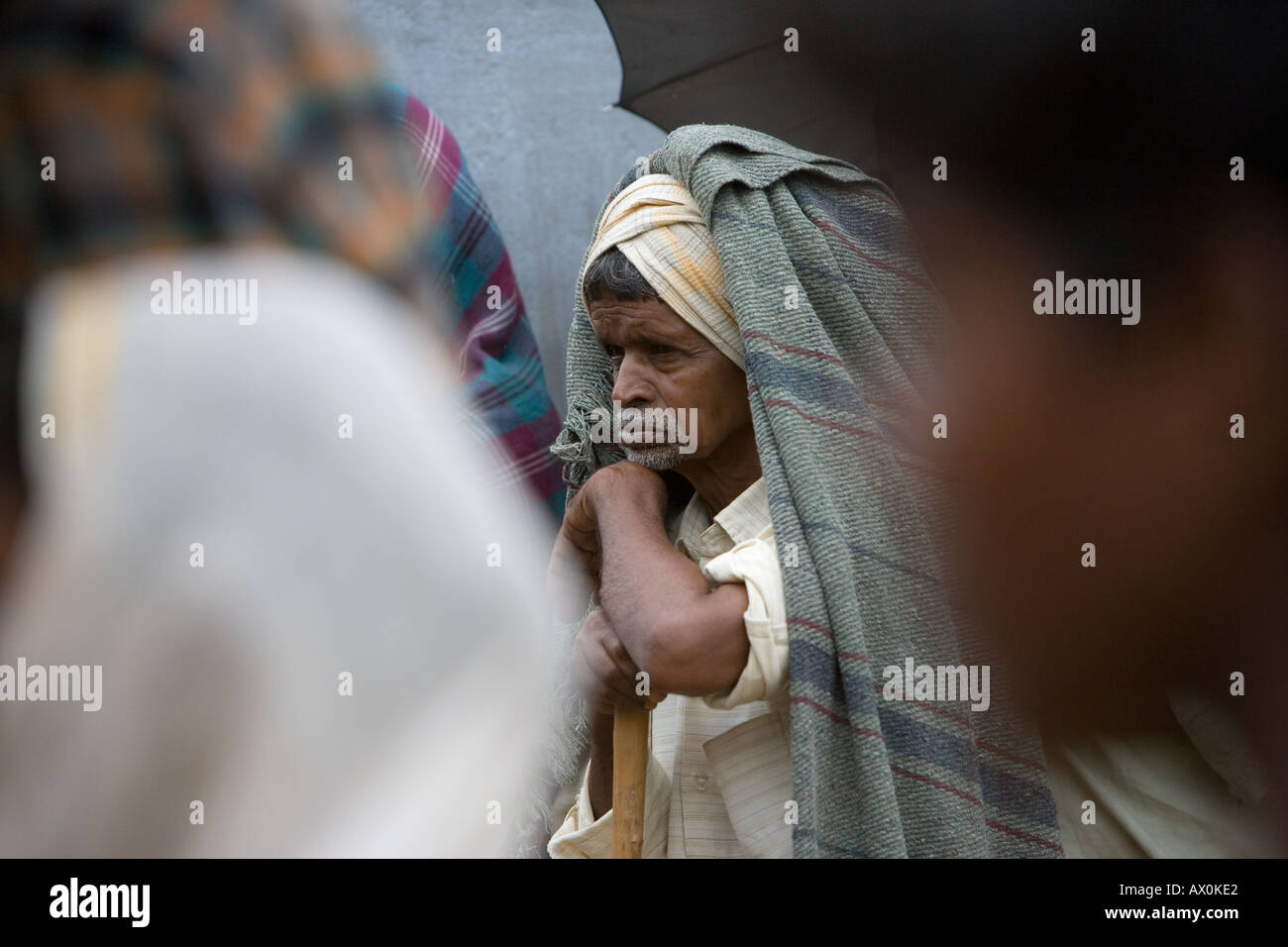 Uomo anziano appena fuori di Hyderabad India Foto Stock