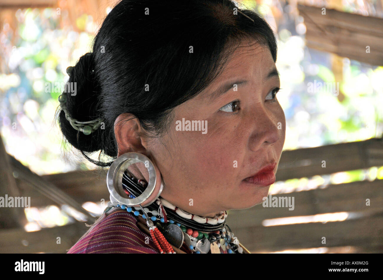 Padaung o Kayan (appartenenti a una minoranza etnica) donna che indossa grandi orecchini, Thailandia, Sud-est asiatico, in Asia Foto Stock