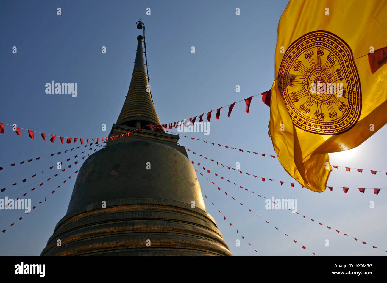Stupa dorato e bandiera buddista, Golden Mount, Bangkok, Thailandia, Sud-est asiatico, in Asia Foto Stock