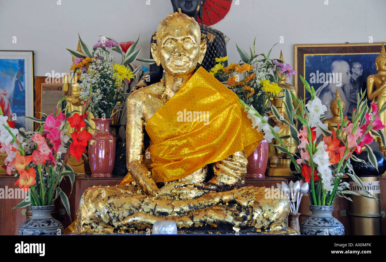 Statua dorata di un venerato fratello al Wat Phan, Chiang Mai, Thailandia, Sud-est asiatico, in Asia Foto Stock