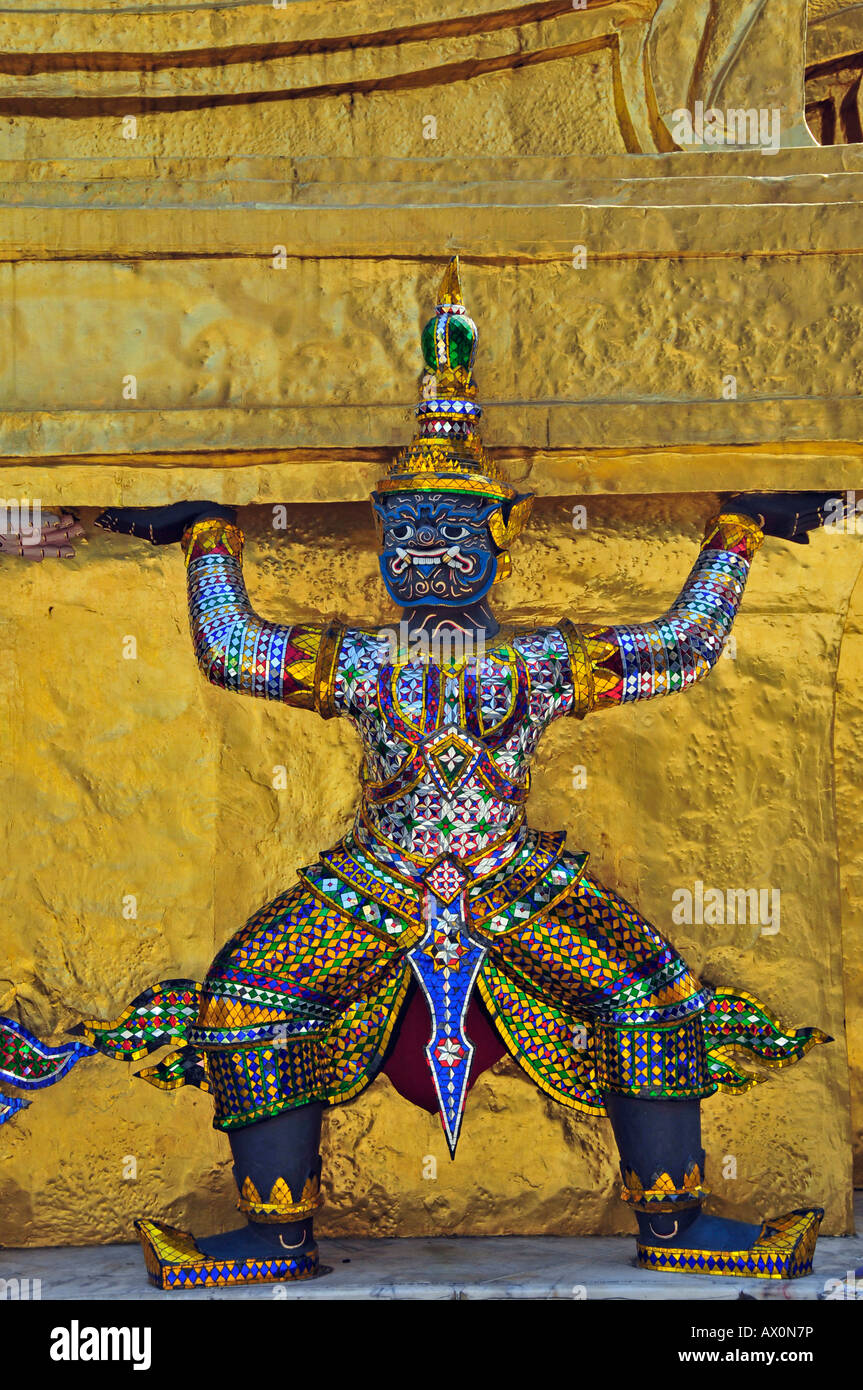 Golden Chedi di fronte al Pantheon, portato da venti scimmie e demoni, Wat Phra Kaeo Grand Palace (Tempio dello Smeraldo Foto Stock