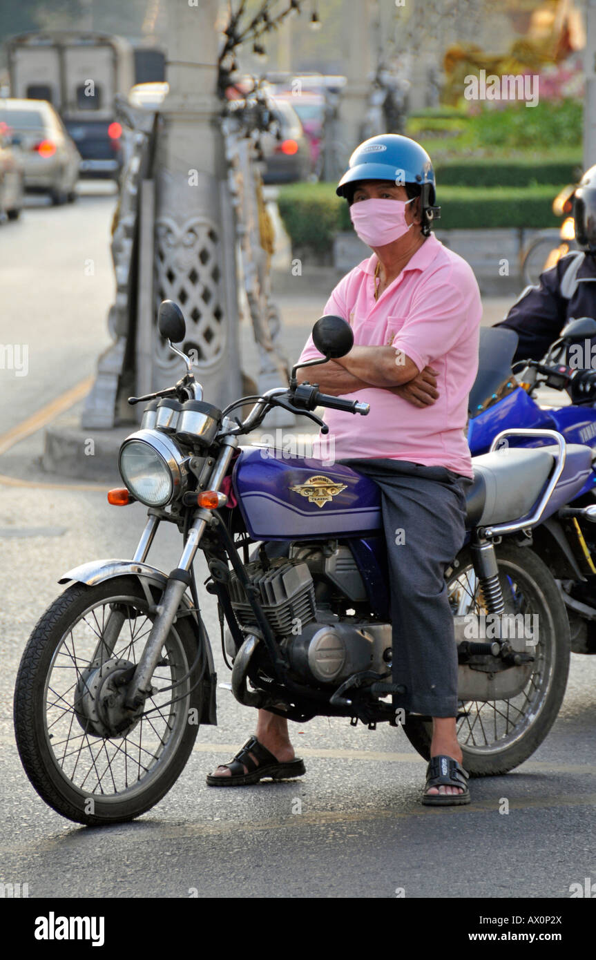 Motociclista indossare mascherina chirurgica in Koh Chang, Thailandia, Sud-est asiatico, in Asia Foto Stock