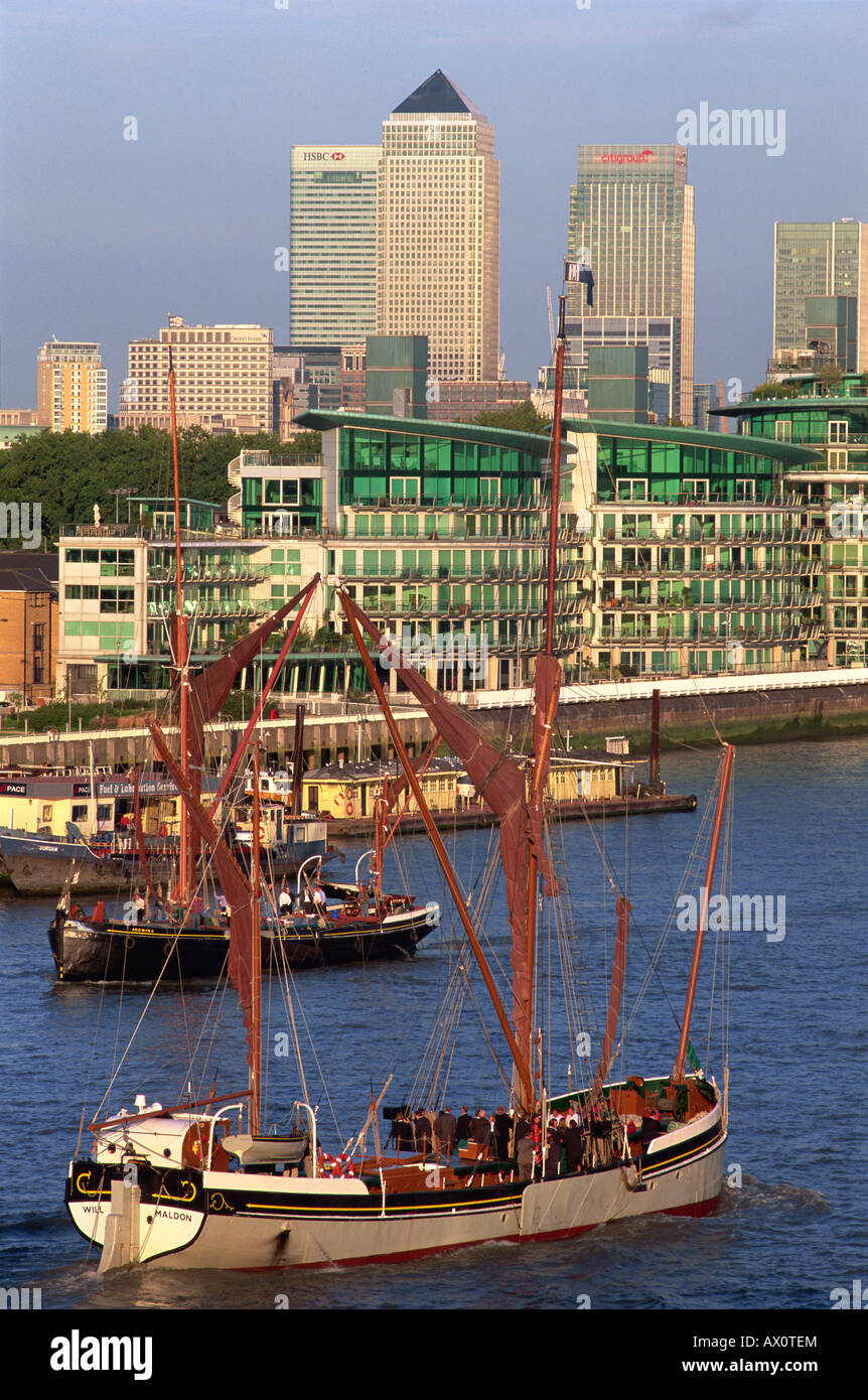Inghilterra, Londra, Fiume Tamigi e da Canary Wharf Docklands Skyline Foto Stock