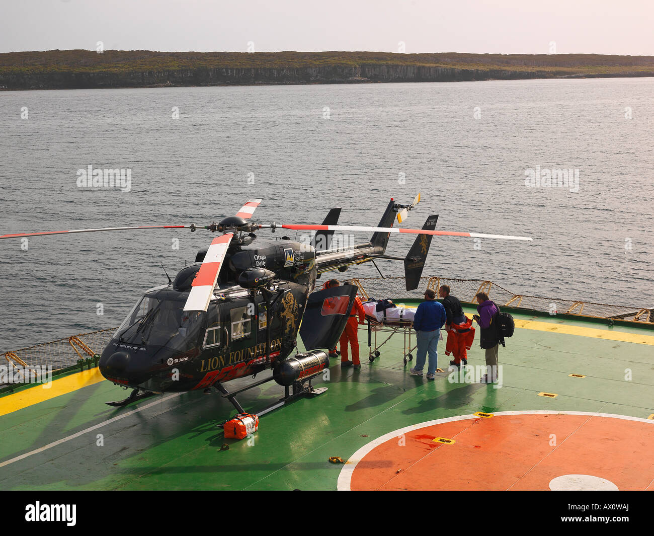 Salvataggio in elicottero il carico del paziente dal Capt. Khlebnikov icebreaker vicino Enderby Island, Auckland isole Arcipelago, nuova Z Foto Stock