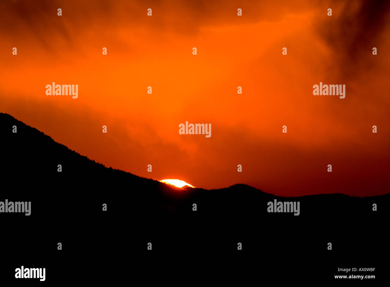 Colori del panorama al tramonto con sole rosso per chiudere fino al tramonto e nuvole Foto Stock