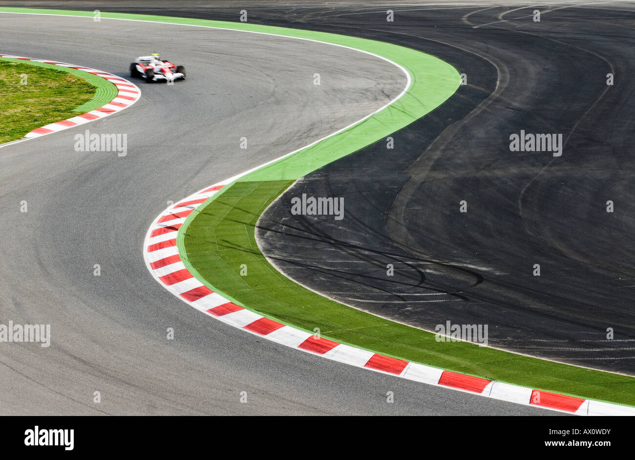 Gara di Formula Uno auto accelerando attraverso la curva S su pista Foto Stock