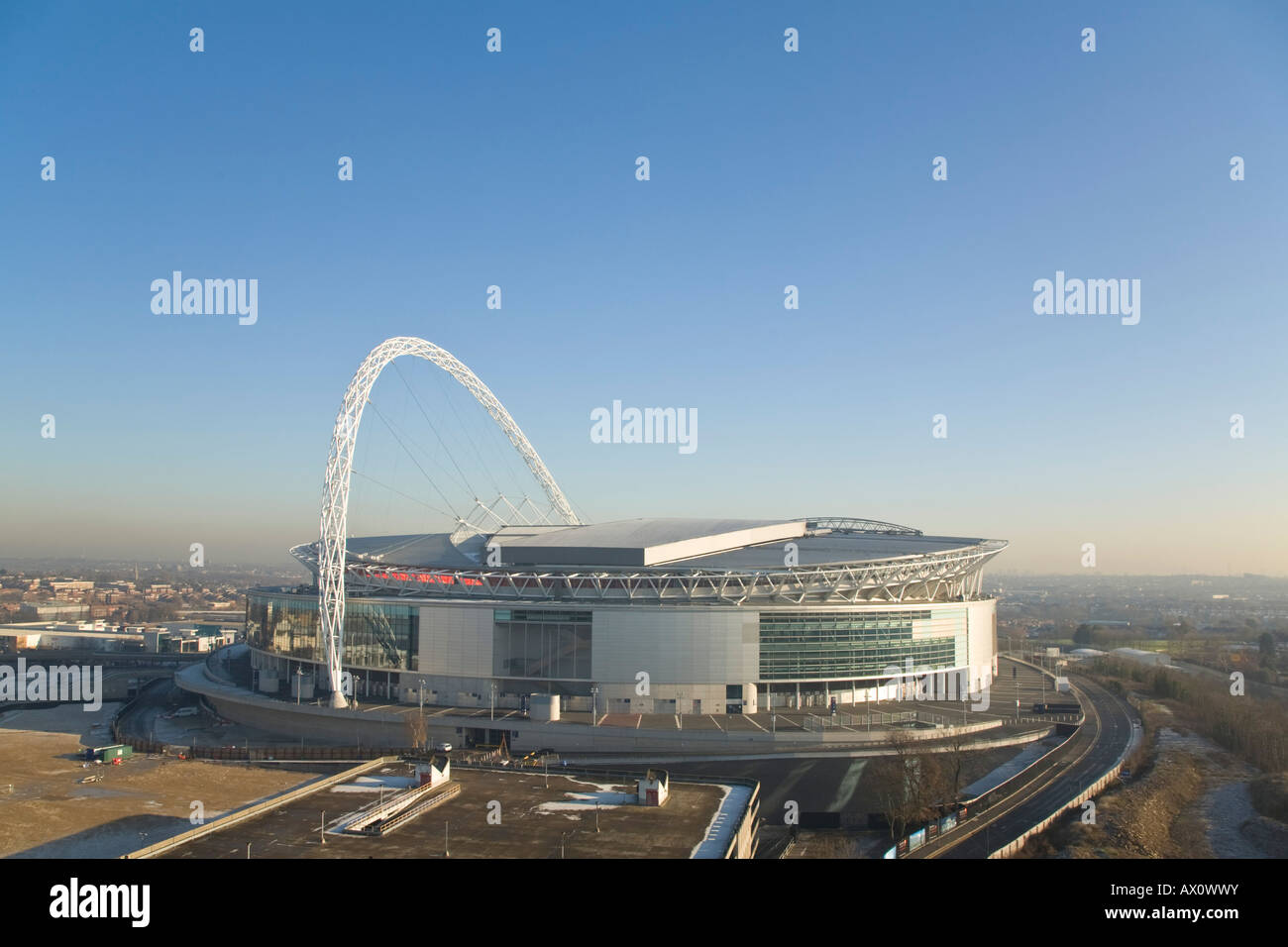 Inghilterra, Londra, Brent, Wembley, Nuovo Stadio di Wembley, l'arco è la più lunga del mondo non supportato la struttura del tetto Foto Stock