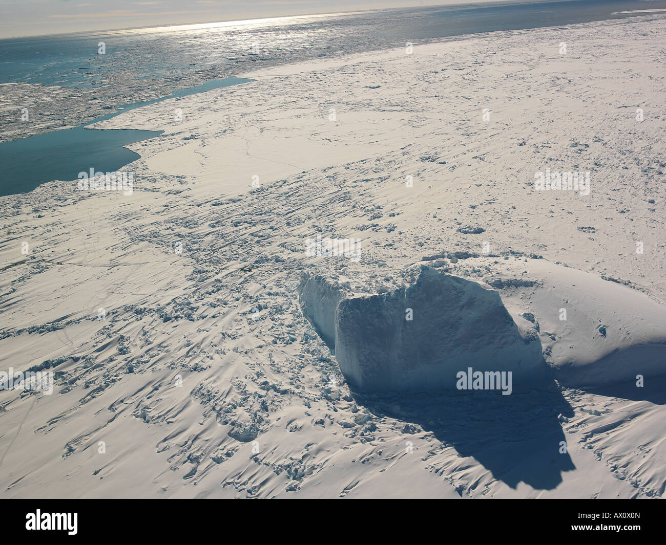 Iceberg al largo della costa della isola di Franklin, visto da un elicottero, Antartide Foto Stock