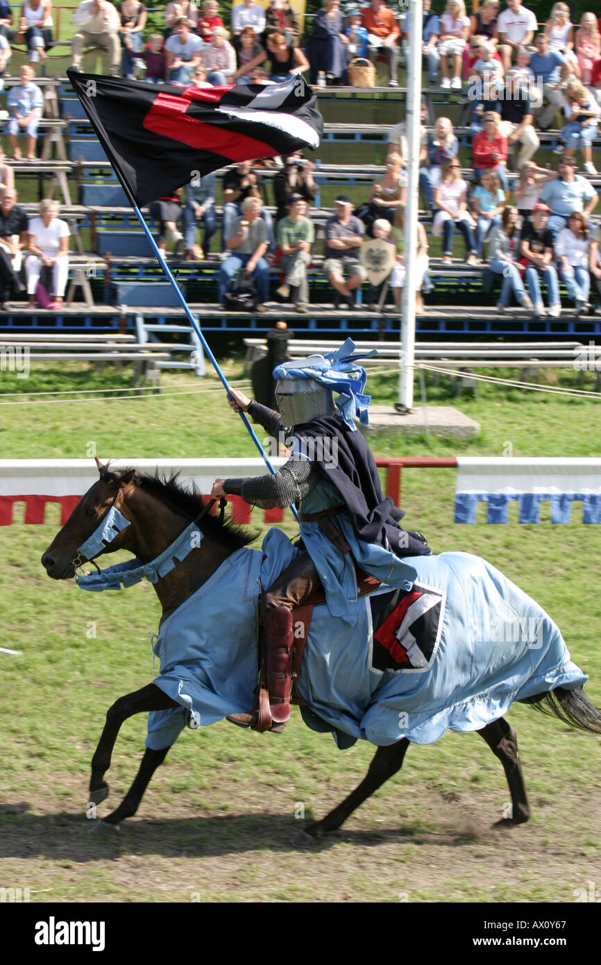 Cavaliere a cavallo su un cavallo in la settimana medievale a Visby in Gotland Svezia Foto Stock