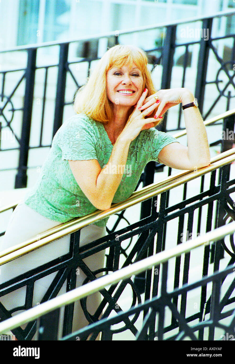 L'attrice Carol Cleveland che ha giocato tutti i ruoli femminili in TV serie di commedia Monty Python Flying Circus Foto Stock