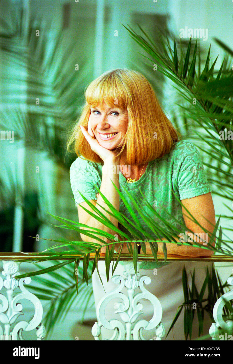 L'attrice Carol Cleveland che ha giocato tutti i ruoli femminili in tv serie di commedia Monty Python Flying Circus Foto Stock