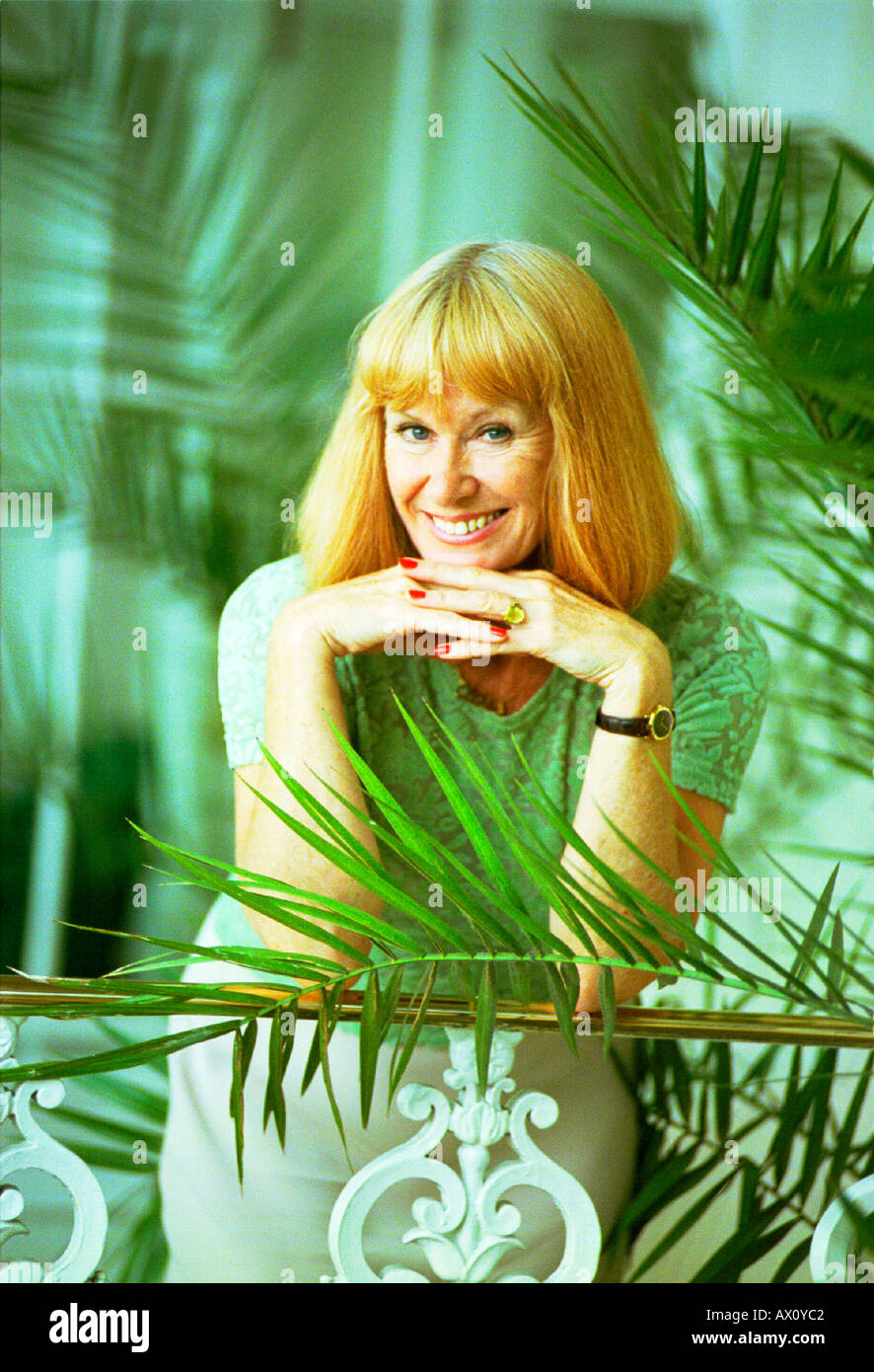 L'attrice Carol Cleveland che ha giocato tutti i ruoli femminili in Monty Python Flying Circus Foto Stock