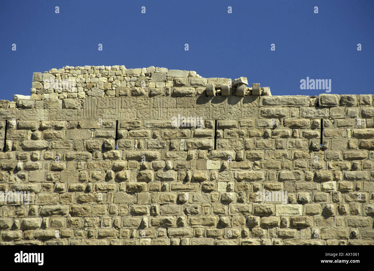 La Giordania shobak arabo la scrittura su una parete del castello crociato chiamato mons realis Foto Stock