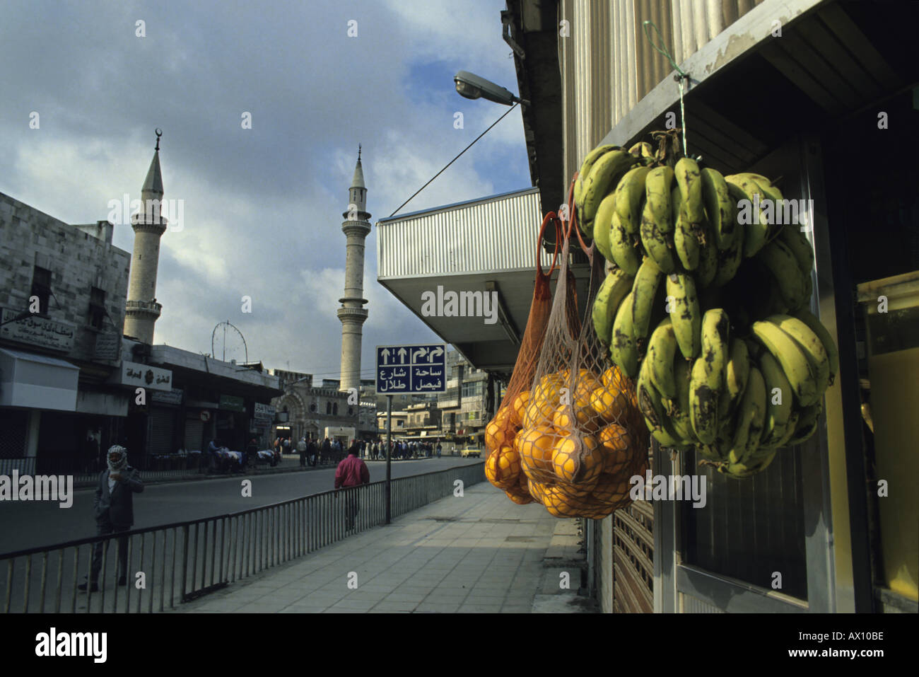 Pressione di stallo per la vendita di frutta sul marciapiede fuori al Husseini moschea di Amman, Giordania. Foto Stock