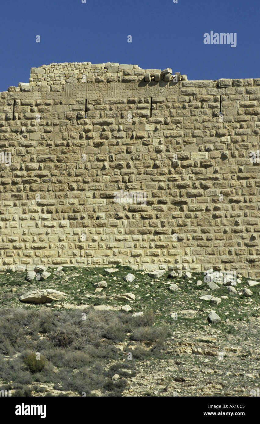 La Giordania shobak arabo la scrittura su una parete del castello crociato chiamato mons realis montreal Foto Stock