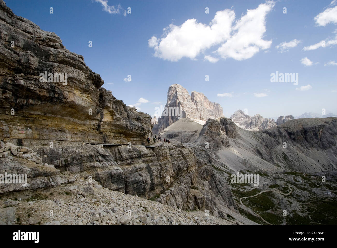 Escursionista in Tre Cime di Lavaredo (tedesco: Drei Zinnen) distretto, Dolomiti, Alpi Italiane, Italia, Europa Foto Stock