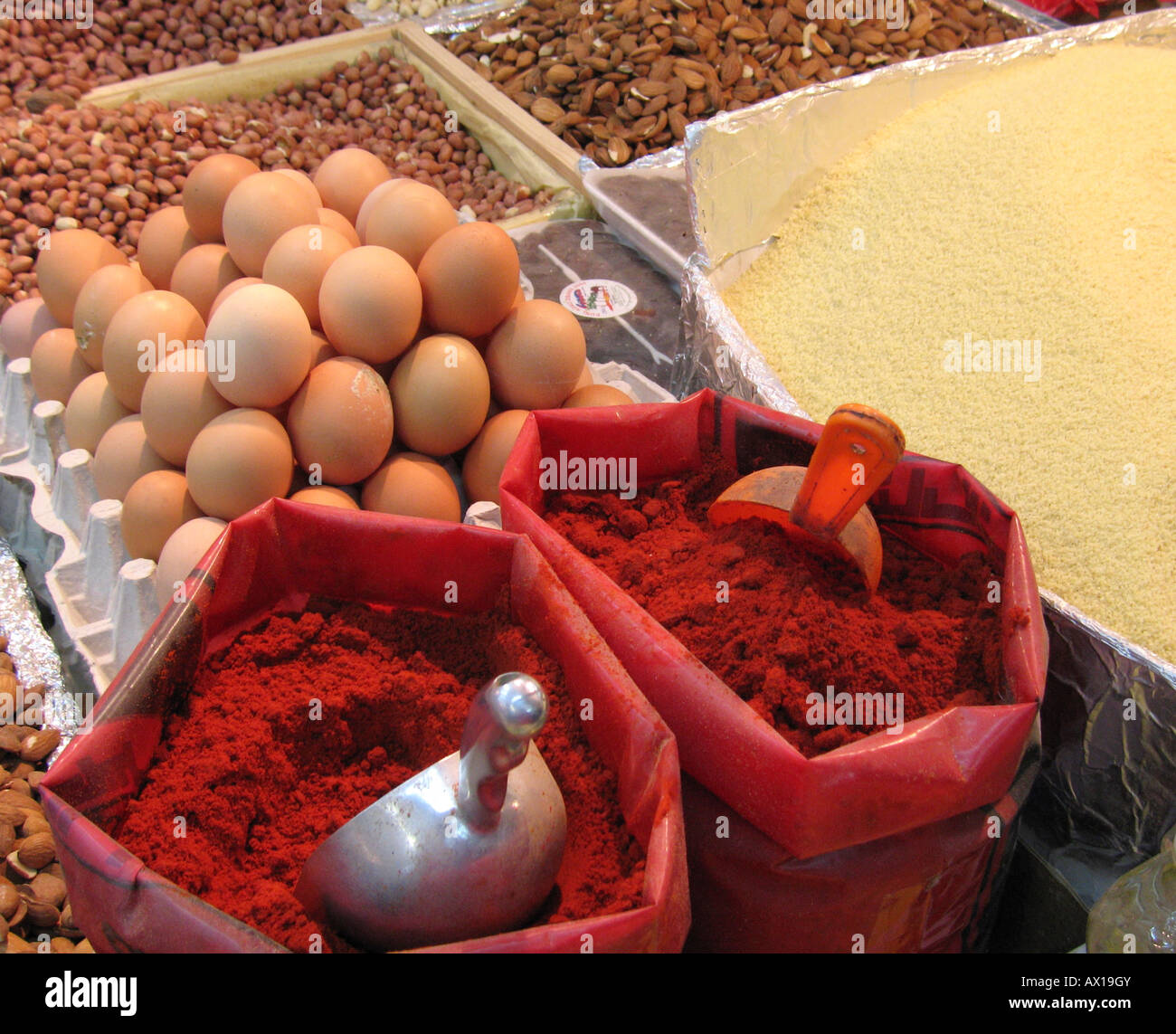 Red Hot spice harissa, uova ,la semola e mandorle, mercato locale, Blida, Algeria Foto Stock