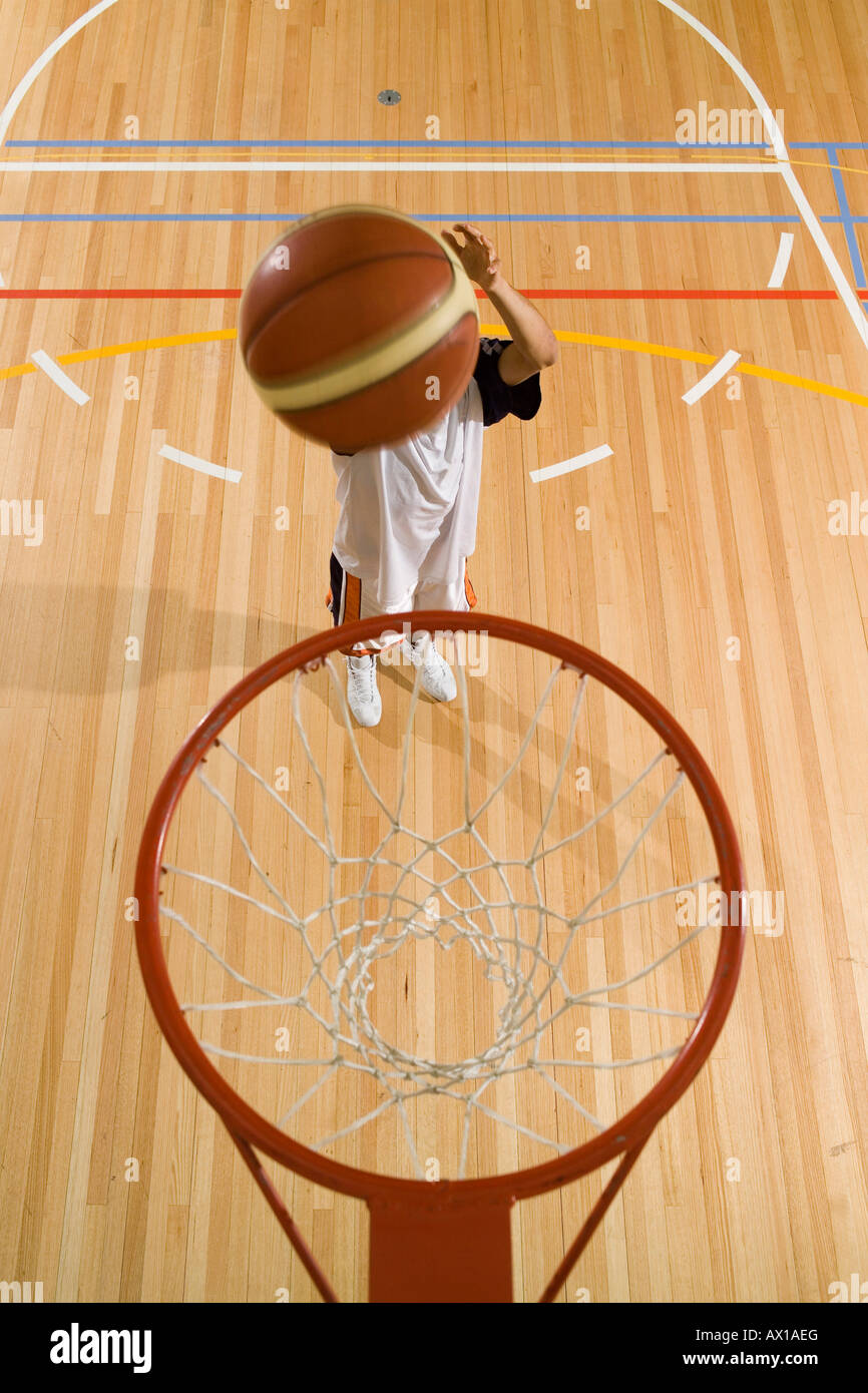 Una palla da basket essendo girato in un Basketball hoop Foto Stock