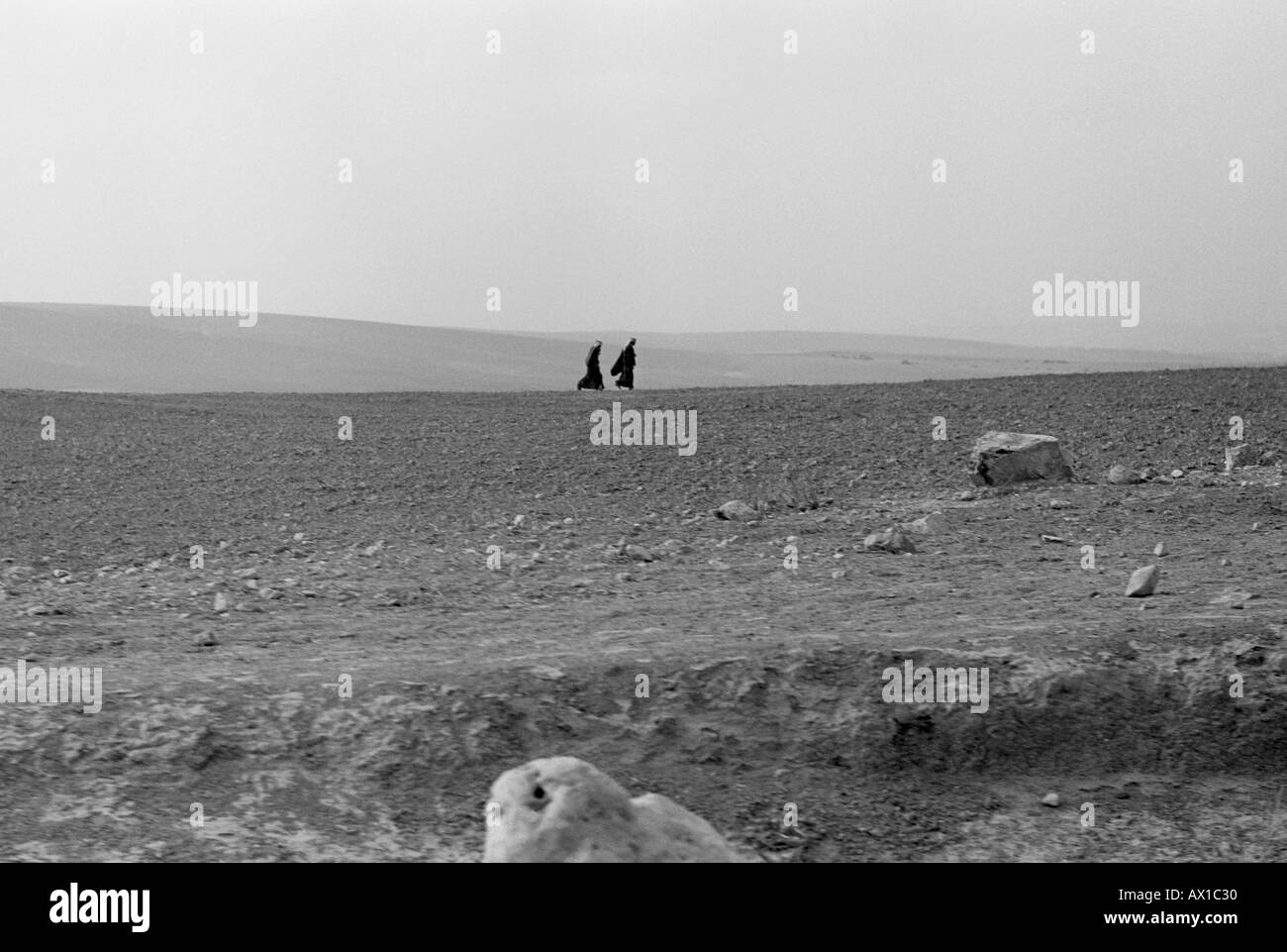 Due donne in marcia nel deserto 1431222 uid Foto Stock