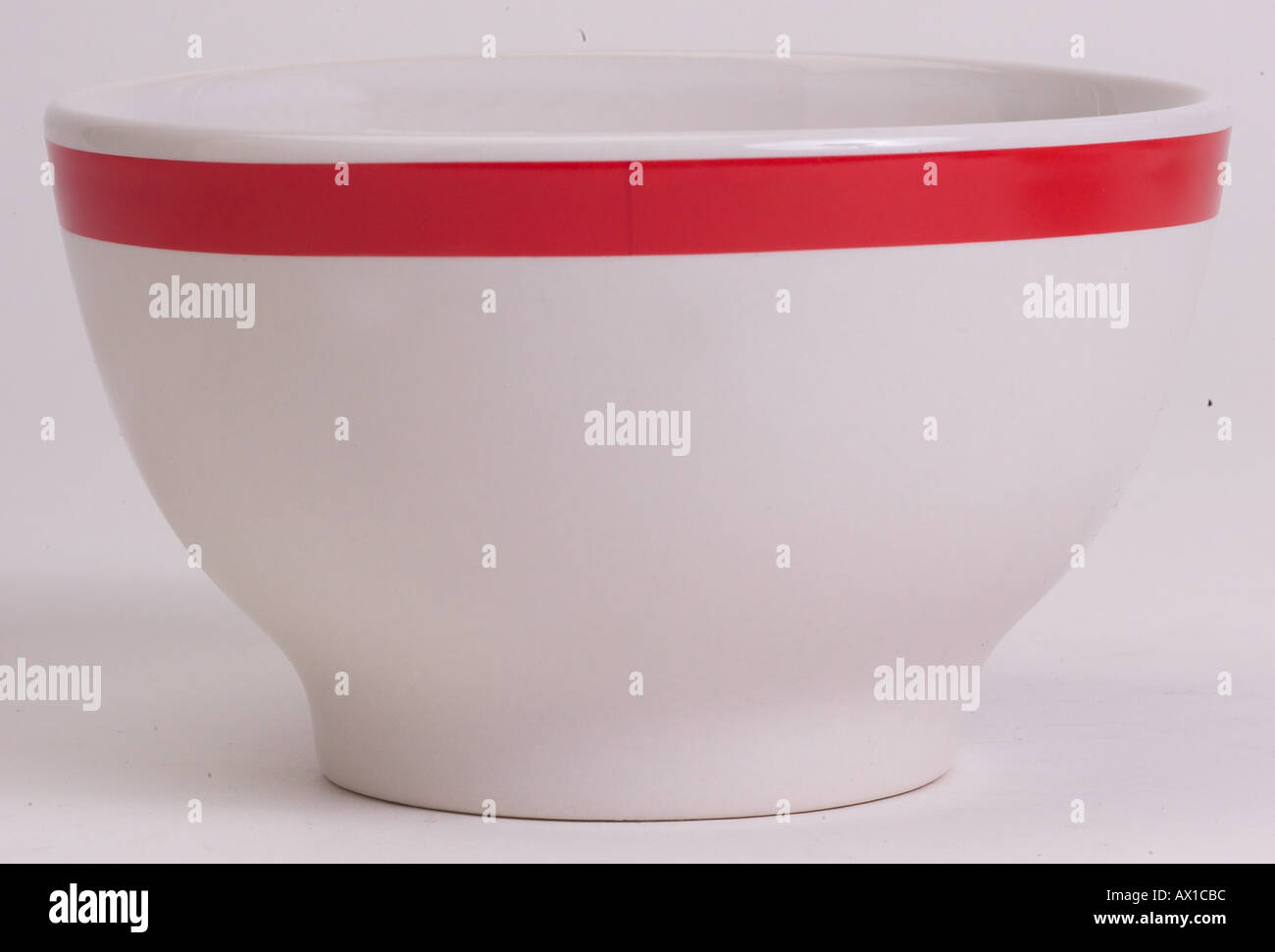 Porcellana Bianca ciotola con striscia rossa L2 Foto Stock