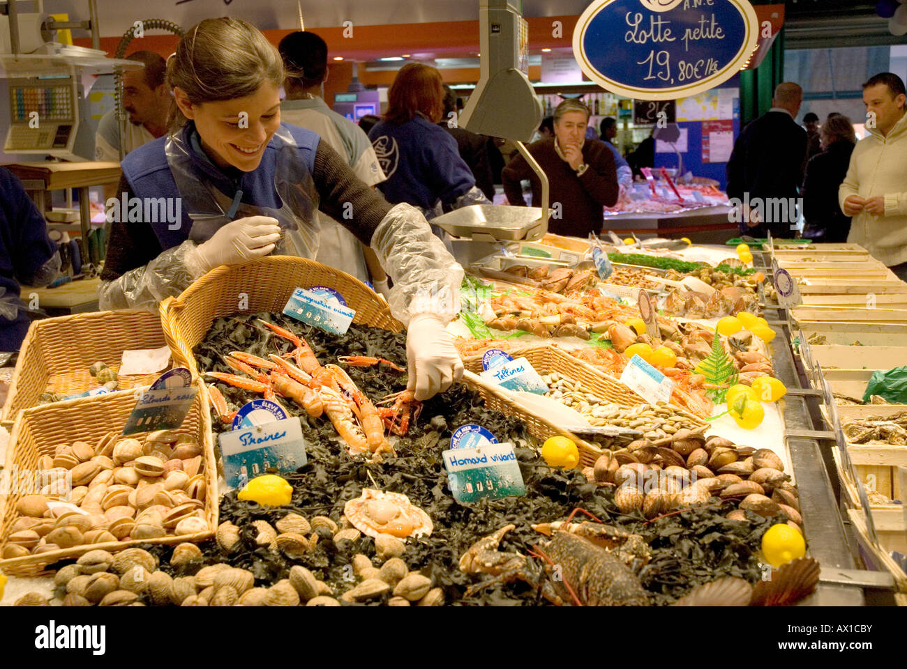 Sala Mercato, stand di frutti di mare, la parte vecchia della città, Toulouse, Midi-Pirenei, Haute-Garonne, Francia Foto Stock