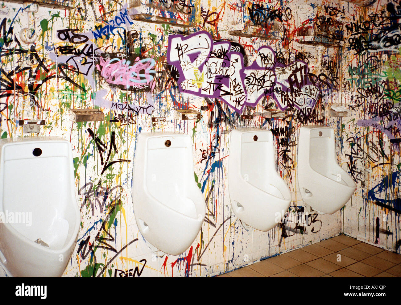 Orinatoi su una coperta di graffiti wall Foto Stock