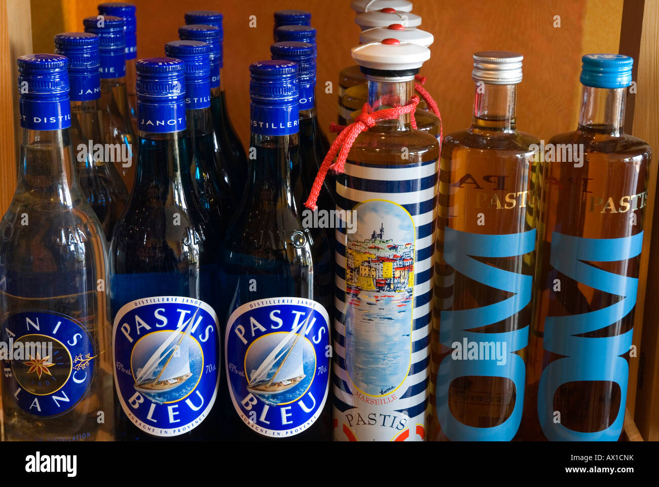 Bottiglie di Pastis, anice schnapps, Marsiglia, Provence-Alpes-Côte d'Azur, in Francia Foto Stock