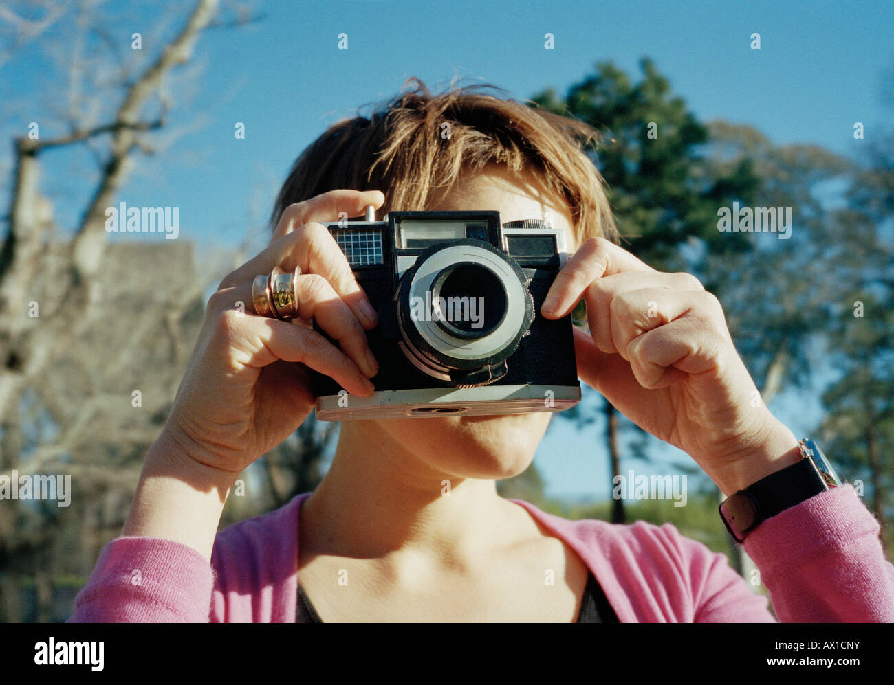 Una donna di prendere una fotografia Foto Stock