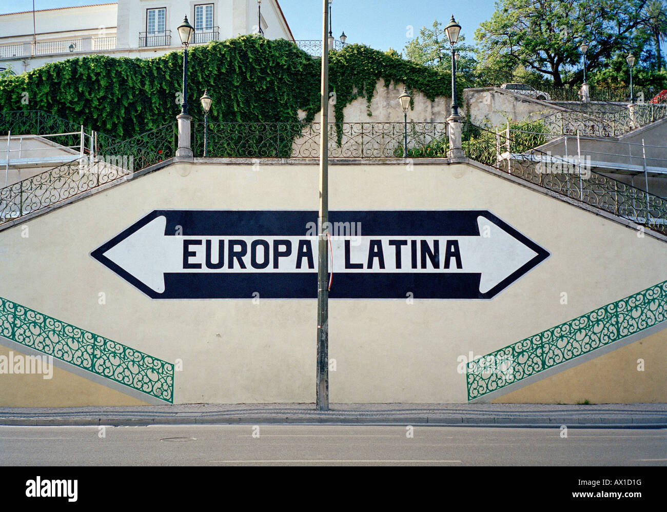 Segno di freccia rivolta verso l'alto passaggi, Portogallo Foto Stock