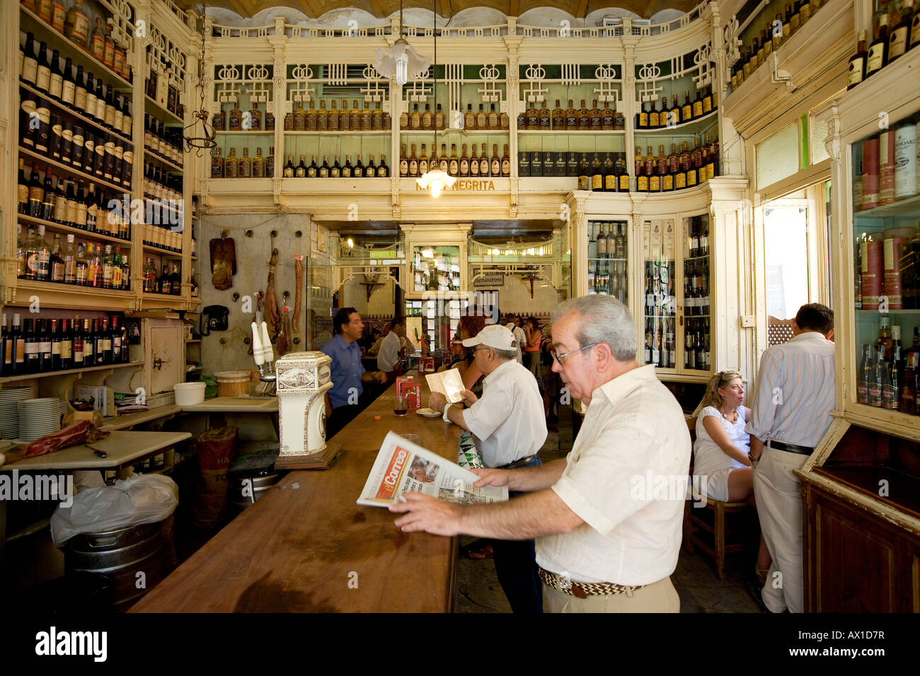 Lo spagnolo lettura El Rinconcillo quotidiano in un tipico bar spagnolo in Siviglia, in Andalusia, Spagna, Europa Foto Stock