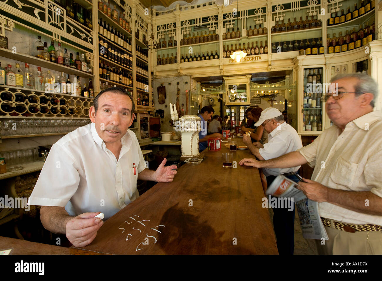 Cameriere Fernando riassume il disegno di legge sul contatore con gesso in El Rinconcillo, un tipico bar spagnolo in Siviglia, in Andalusia, Spai Foto Stock