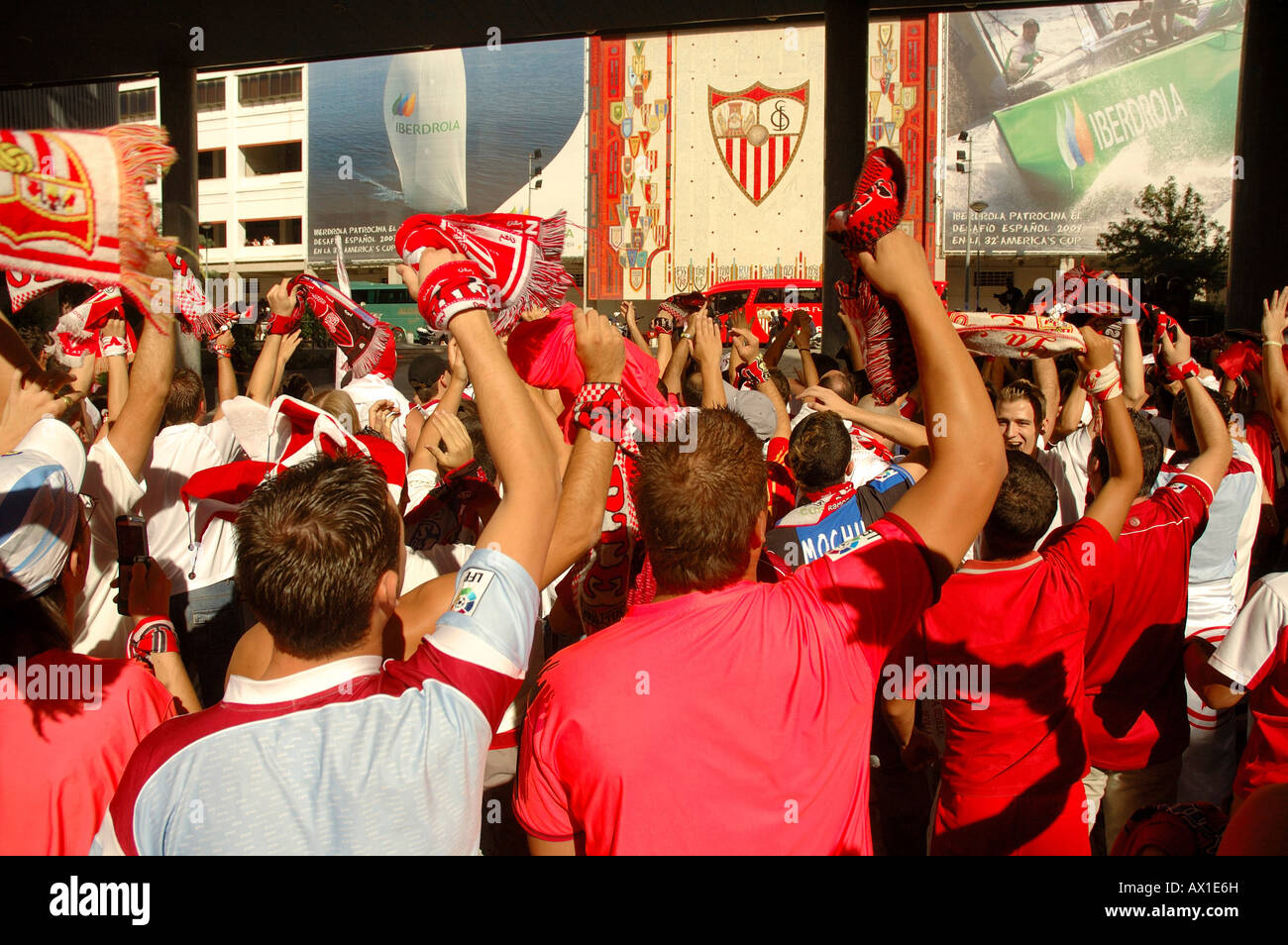 Sevilla FC appassionati di fronte allo stadio, in attesa dell'arrivo del loro team, Siviglia, Andalusia, Spagna, Europa Foto Stock