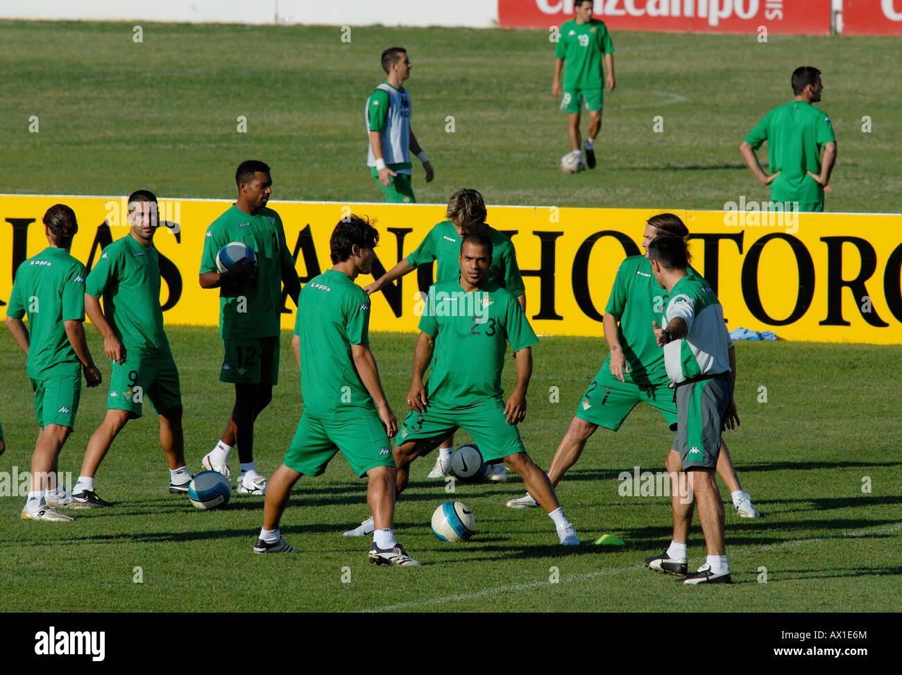 Real Betis Balompié football club la formazione a 'Ciudad Deportiva del Betis, ' con il centrocampista David Odonkor (terzo da destra) Foto Stock