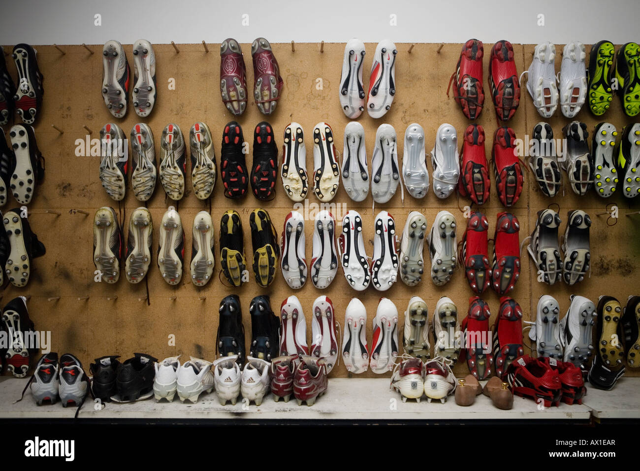 Scarpe da calcio appeso a una parete Foto Stock