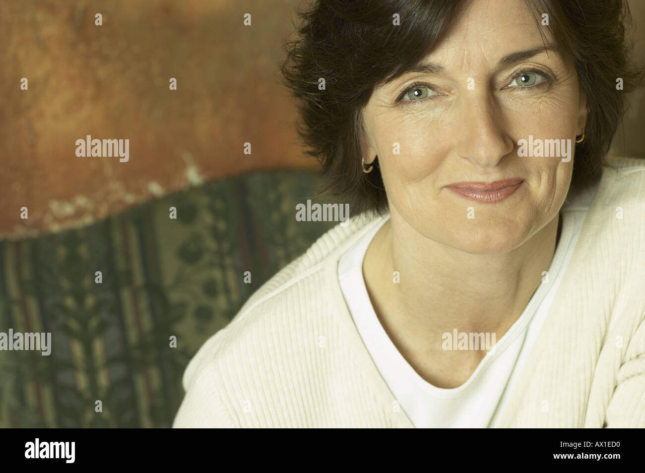 Donna sorridente in bianco maglione 1 Foto Stock