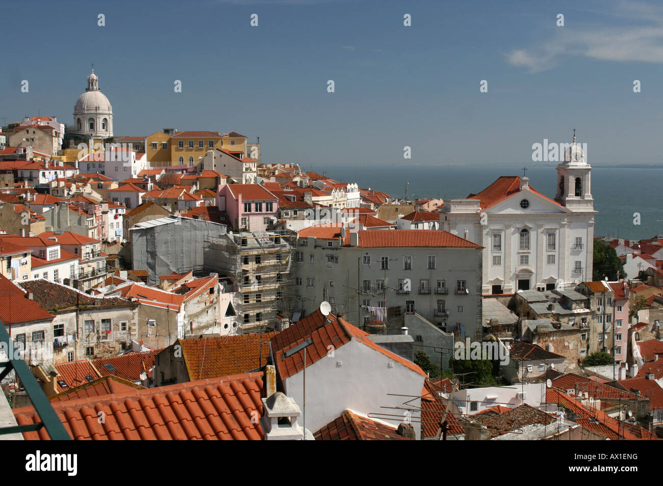 Vista sul quartiere di Alfama da Mirador de Santa Lucia, Lisbona, Região de Lisboa, Portogallo, Europa Foto Stock